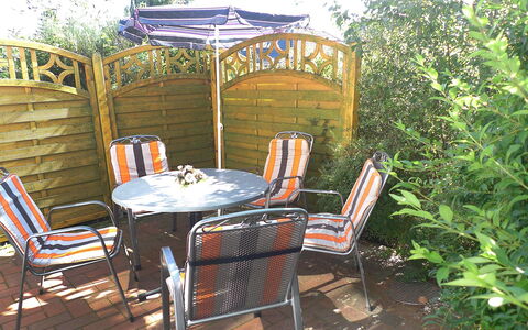 Kleen: Proprietà, Backyard, Mobilia, Sedia, Camera, Casa, Cortile, Albero, Terrazza, Casa