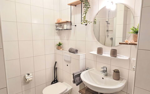 Norddeich 359: Interior Design, Lavandino Del Bagno, Idraulico Fixture, Bagno, Pavimentazione, Pavimento, Gabinetto, Lavello, Rubinetto, Idraulico