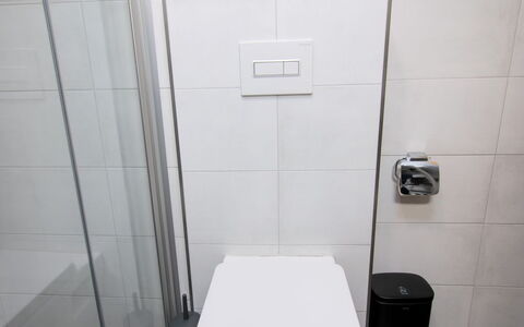 Norddeich 361: Gabinetto, Toilet Seat, Bagno, Viola, Legna, Pavimentazione, Idraulico Fixture, Idraulico