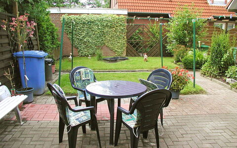 Schonerweg: Proprietà, Cortile, Backyard, Casa, Giardino, Terrazza, Tavolo Esterno, Villetta, Tavolo, Mobilia