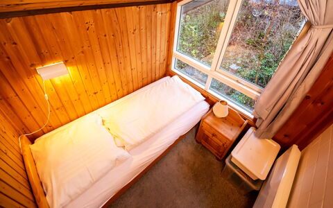 Haus am Wald: Finestra, Costruzione, Pianta, Legna, Albero, Interior Design, Pavimento, Casa, Veicolo, Latifoglie