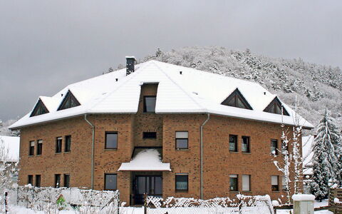Adenau 160: Cielo, Neve, Costruzione, Proprietà, Finestra, Pianta, Casa, Nube, Pendenza, Porta
