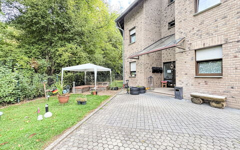 Adenau 160: Driveway, Giardino, Flagstone, Brick, Cortile, Bicicletta, Landscaping, Backyard