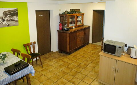 Dreser: Mobilia, Cabinetry, Proprietà, Controsoffitto, Legna, Costruzione, Tavolo, Illuminazione, Interior Design, Cassetto