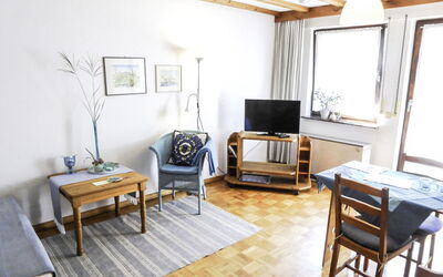 Der Malerwinkel 100.3: Mobilia, Cornice, Proprietà, Tavolo, Legna, Soggiorno, Pavimentazione, Pavimento, Interior Design, Pianta Della Casa