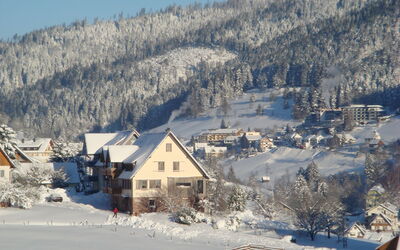 Baiersbronn 200: Cielo, Neve, Giorno, Proprietà, Montagna, Natura, Pendenza, Casa, Albero, Congelamento