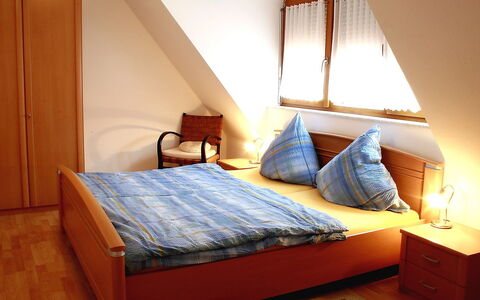 Ichenheim 120: Mobilia, Costruzione, Comfort, Azzurro, Tessile, Legna, Illuminazione, Interior Design, Telaio Del Letto, Lampada