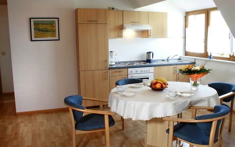 Ichenheim 120: Tavolo, Mobilia, Proprietà, Sedia, Controsoffitto, Cabinetry, Tavola, Legna, Interior Design, Architettura