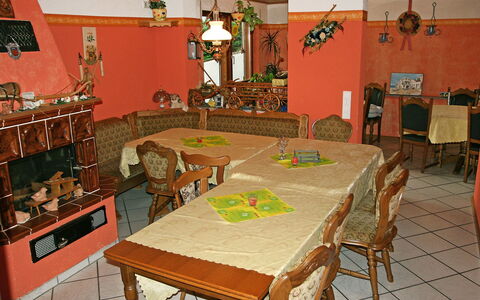 Pension Himmelsbach: Tavolo, Mobilia, Sedia, Pianta Della Casa, Illuminazione, Interior Design, Costruzione, Pianta, Decorazione, Soggiorno