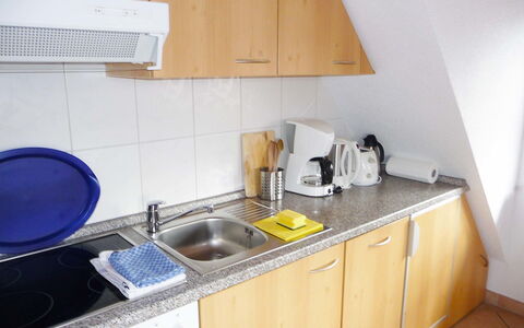 Schiltach 100: Proprietà, Camera, Controsoffitto, Cucina, Lavandino Della Cucina, Lavello, Cabinetry, Giallo, Mobilia, Casa