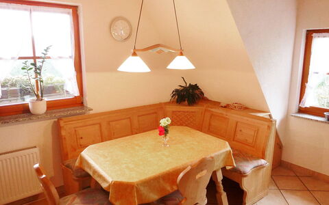 Schiltach 100: Camera, Mobilia, Proprietà, Tavolo, Sala Da Pranzo, Pavimento, Interior Design, Costruzione, Casa, Immobiliare