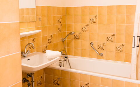 Dittishausen 2: Marrone, Rubinetto, Idraulico Fixture, Proprietà, Lavello, Lavandino Del Bagno, Bagno, Illuminazione, Rettangolo, Interior Design