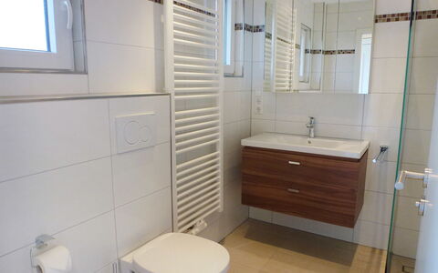 Mily: Bagno, Proprietà, Camera, Piastrella, Idraulico Fixture, Architettura, Pavimento, Bagno Accessorio, Gabinetto, Casa