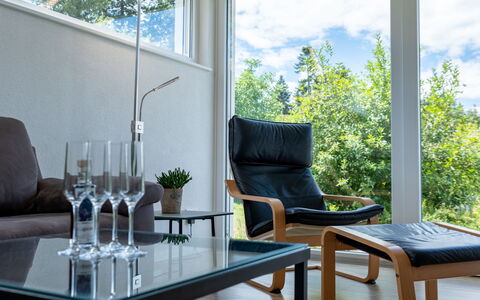 Saarland: Mobilia, Tavolo, Proprietà, Pianta, Blu, Legna, Interior Design, Sedia, Comfort, Shade