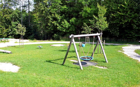 Siegsdorf 100: Pianta, Albero, Mobili Da Esterno, Sedia, Shade, Erba, Tempo Libero, Ricreazione, Pascolo, Attrezzatura Giochi All'Aperto