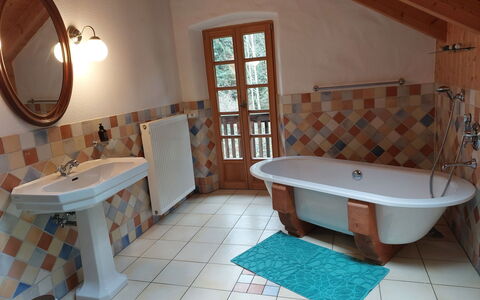 Waldhaus: Specchio, Vasca Da Bagno, Proprietà, Idraulico Fixture, Lavello, Finestra, Bagno, Rubinetto, Interior Design, Architettura