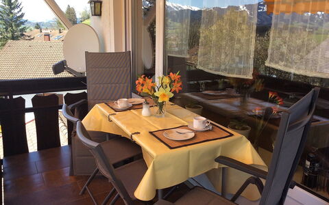 Panorama: Proprietà, Camera, Tavolo, Mobilia, Giallo, Interior Design, Tavolo Esterno, Cucina & Sala Da Pranzo Tavolo, Ristorante, Terrazza