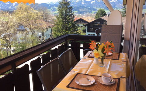 Panorama: Proprietà, Ristorante, Camera, Immobiliare, Costruzione, Balcone, Interior Design, Tavolo, Casa, Casa