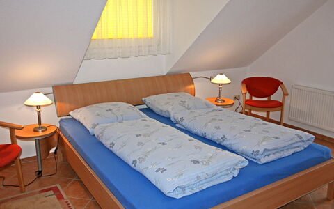 Lemke: Camera Da Letto, Letto, Mobilia, Camera, Lenzuolo, Materasso, Proprietà, Telaio Del Letto, Pavimento, Bedding