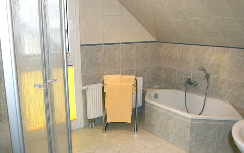 Lemke: Proprietà, Bagno, Piastrella, Camera, Parete, Pavimento, Architettura, Interior Design, Idraulico Fixture, Bicchiere