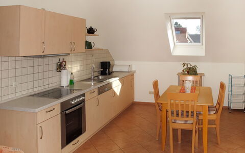 Lemke: Mobilia, Cabinetry, Lavandino Della Cucina, Proprietà, Controsoffitto, Lavello, Costruzione, Rubinetto, Sedia, Cucina Stufa