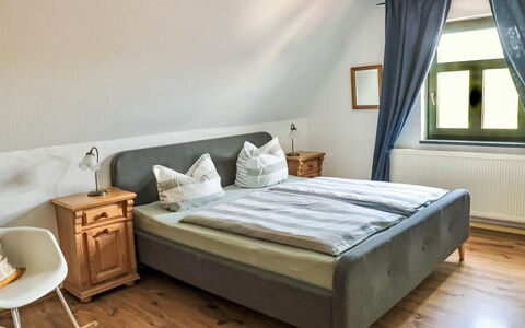 Dargun 100: Letto, Camera Da Letto, Bedding, Lenzuolo, Interior Design, Mobilia, Telaio Del Letto, Pavimentazione, Pavimento, Camera
