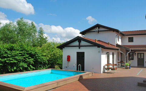 Dargun 100: Nube, Cielo, Costruzione, Pianta, Acqua, Piscina, Shade, Casa, Finestra, Albero