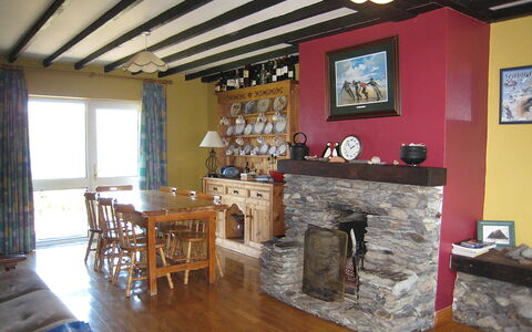 Portmagee Knightstown 100: Proprietà, Cornice, Legna, Illuminazione, Interior Design, Architettura, Tavolo, Soggiorno, Immobiliare, Latifoglie