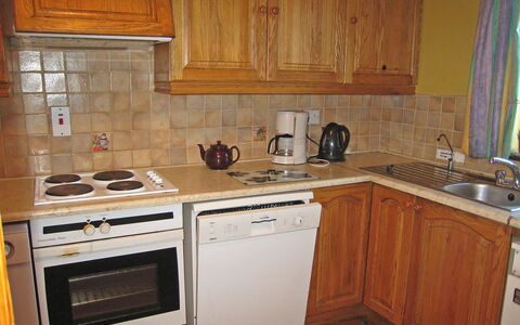 Portmagee Knightstown 100: Marrone, Lavandino Della Cucina, Cabinetry, Controsoffitto, Proprietà, Lavello, Costruzione, Bianca, Elettrodomestico Da Cucina, Cucina