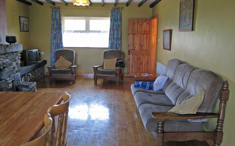 Portmagee Knightstown 100: Mobilia, Proprietà, Finestra, Sedia, Legna, Interior Design, Pavimento, Pavimentazione, Comfort, Parete