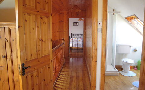 Portmagee Knightstown 100: Proprietà, Legna, Interior Design, Pavimento, Color Legno, Pavimentazione, Porta, Latifoglie, Immobiliare