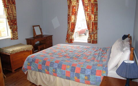 Glenvale Cottage: Camera Da Letto, Camera, Letto, Mobilia, Lenzuolo, Proprietà, Pavimento, Telaio Del Letto, Interior Design, Bedding