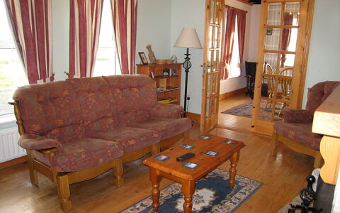 Glenvale Cottage: Mobilia, Camera, Soggiorno, Proprietà, Latifoglie, Pavimento, Interior Design, Tavolo, Casa, Sedia