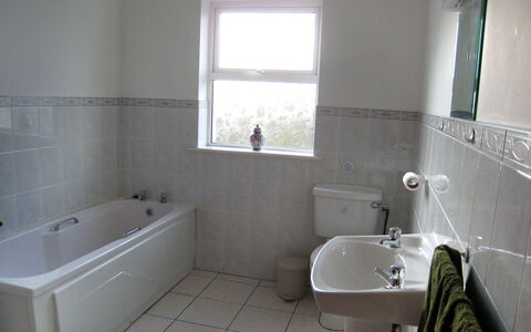 Glenvale Cottage: Bagno, Proprietà, Camera, Vasca Da Bagno, Piastrella, Pavimento, Parete, Idraulico Fixture, Interior Design, Immobiliare