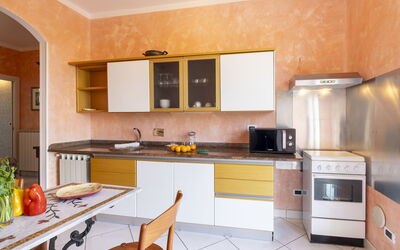 Il Risveglio 200.7: Cabinetry, Mobilia, Controsoffitto, Lavandino Della Cucina, Rubinetto, Lavello, Costruzione, Elettrodomestico Da Cucina, Legna, Cucina