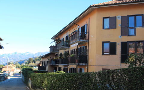 Porto Valtravaglia 115: Cielo, Pianta, Costruzione, Finestra, Urban Design, Zona Residenziale, Città, Facciata, Asfalto, Manto Stradale
