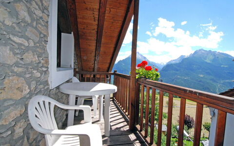 St Nicolas 100: Proprietà, Balcone, Casa, Portico, Camera, Corrimano, Costruzione, Immobiliare, Villetta, Vacanza