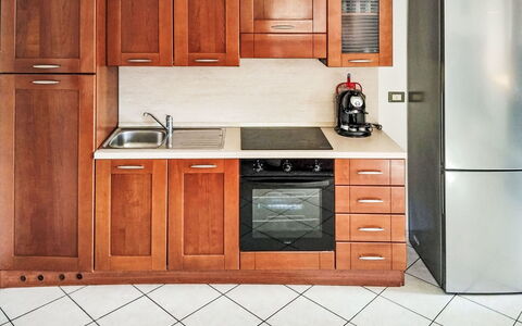 Ville sur Sarre: Elettrodomestico Da Cucina, Apparecchio Major, Cabinetry, Legna, Cucina, Pavimentazione, Mobilia, Credenza, Pavimento, Interior Design
