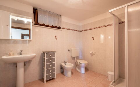 Ville sur Sarre: Specchio, Idraulico Fixture, Proprietà, Lavello, Costruzione, Rubinetto, Lavandino Del Bagno, Bagno, Mobiletto Del Bagno, Interior Design