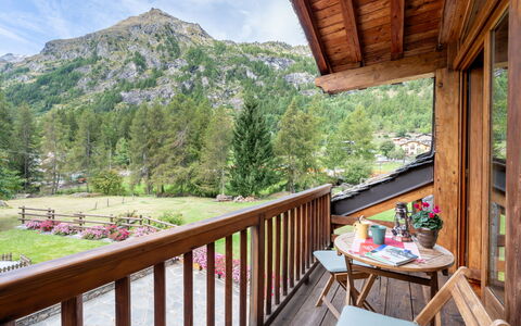 Chez les Roset: Pianta, Cielo, Costruzione, Proprietà, Nube, Albero, Montagna, Portico, Legna, Recinzione