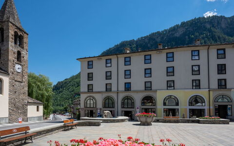 Courmayeur 100: Cielo, Montagna, Pianta, Comunita 'Impianto, Albero, Ambiente Naturale, Larice, Paesaggio Naturale, Highland, Pendenza