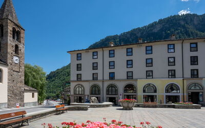 Courmayeur 100: Tavolo, Proprietà, Cabinetry, Costruzione, Dishware, Legna, Controsoffitto, Interior Design, Tavola, Elettrodomestico Da Cucina