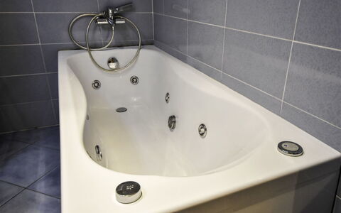 Alleghe 100: Rubinetto, Bagno, Lavello, Lavandino Del Bagno, Proprietà, Idraulico Fixture, Parete, Piastrella, Vasca Da Bagno, Camera