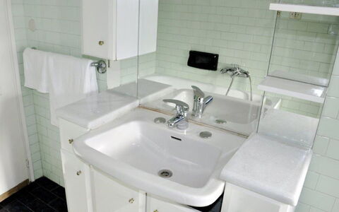 Alleghe 100: Bagno, Lavello, Proprietà, Lavandino Del Bagno, Rubinetto, Camera, Idraulico Fixture, Piastrella, Gabinetto, Bagno Accessorio