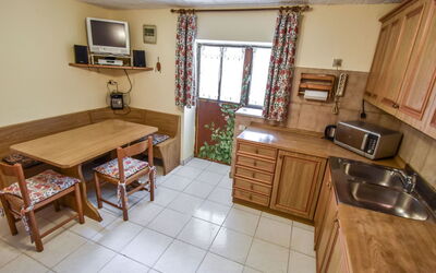 La Busa 100.4: Proprietà, Camera, Mobilia, Costruzione, Pavimento, Casa, Interior Design, Immobiliare, Cucina, Cabinetry