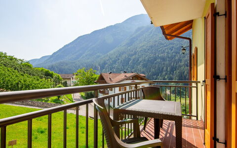 Malè 200: Cielo, Proprietà, Costruzione, Legna, Albero, Interior Design, Montagna, Recinzione, Pianta, Portico