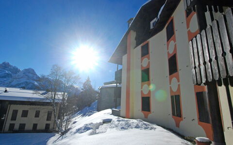 Madonna di Campiglio 1: Inverno, Congelamento, Costruzione, Pendenza, Casa, Neve, Luce Del Sole, Casa, Tetto, Catena Montuosa