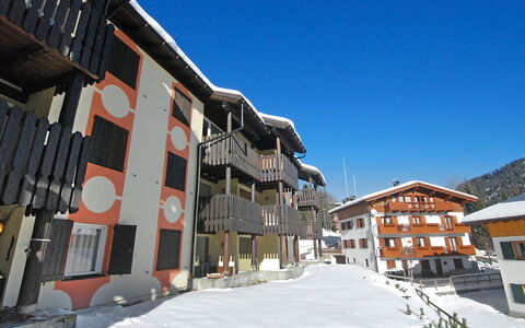 Madonna di Campiglio 1: Cielo, Costruzione, Finestra, Urban Design, Casa, Zona Residenziale, Neve, Pendenza, Tempo Libero