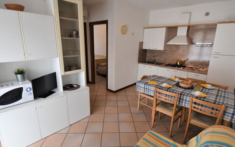 Rosolina Mare 300: Proprietà, Cabinetry, Controsoffitto, Interior Design, Legna, Architettura, Pavimentazione, Pavimento, Soggiorno, Cucina Stufa