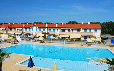 Rosolina Mare 350: Acqua, Pianta, Cielo, Costruzione, Piscina, Finestra, Albero, Sedia, Tempo Libero, Condominio